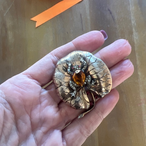 Vintage 1955 Trifari Fur Clip. Frog on a leaf with stones. HTF - Picture 4 of 4